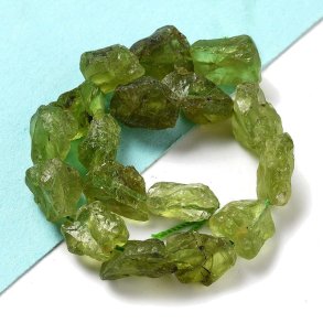 Peridot, halber Strang, l�ngliche rohe Nuggets, ca. 8x6x5 mm, ca. 25 Stk.