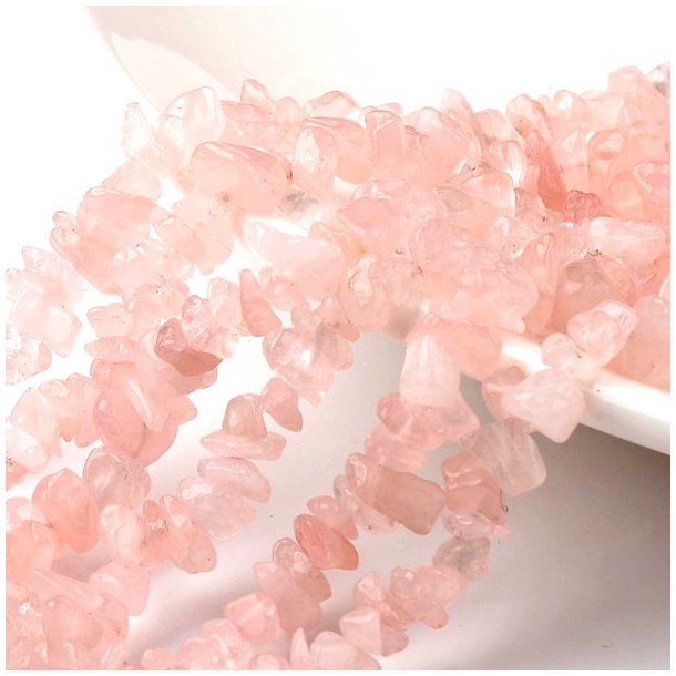 Rose quartz, strand, small nuggets, ca. 8x4x2 mm, ca. 230 pcs.