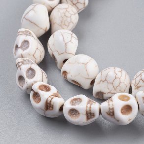 Gepresster Türkis, ganzer Strang, antik weißer Totenkopf, 18x14x17 mm, 2 Stk.