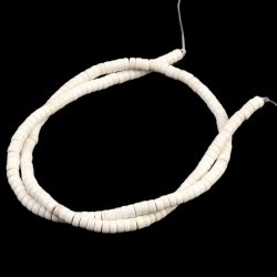 Synthetischer Trkis, farbig, wei, heishi, rund/flach, 4x2mm, 150 Stk