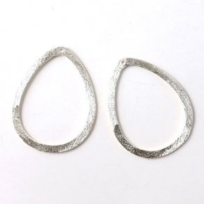Silver teardrop-shaped outline, brushed, flat with 0,9mm hole at the top, 24x20mm. 2pcs.