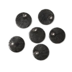 Schwarze Messingmünzen, rustikal, Loch an den Kanten, 10 mm, 6 Stk.