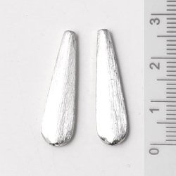 Versilberte Tropfen, rustikal, l&auml;ngs gebohrt, 27x4x8 mm, 2 Stk.