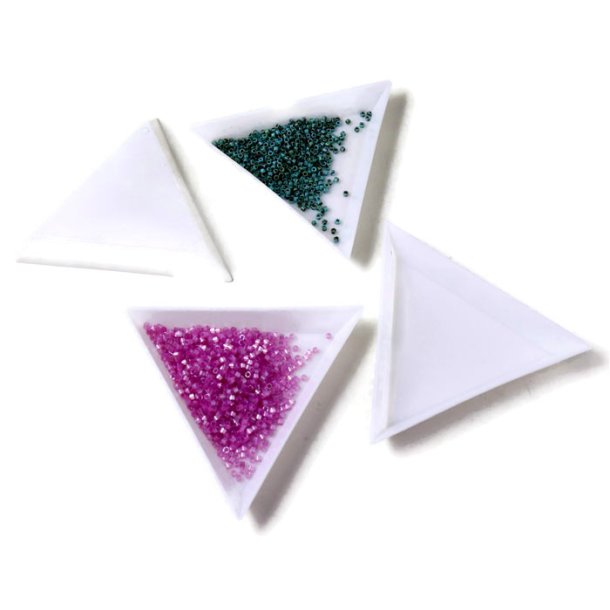 Triangular bead tray, white plastic, measures 7x7x1 cm, 10 pc.