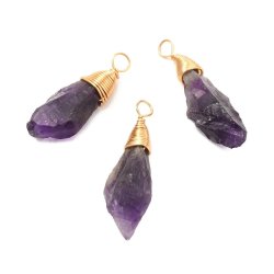 Amethyst-Anh&auml;nger, vergoldetes Messing, violett, roh, l&auml;nglich ca. 26x7 mm. 1 Stk.