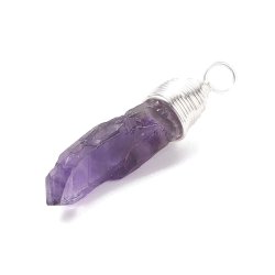 Amethyst-Anh&auml;nger, versilbertes messing, violett, roh, l&auml;nglich ca. 26x7 mm. 1 Stk.
