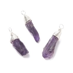 Amethyst-Anh&auml;nger, versilbertes messing, violett, roh, l&auml;nglich ca. 26x7 mm. 1 Stk.