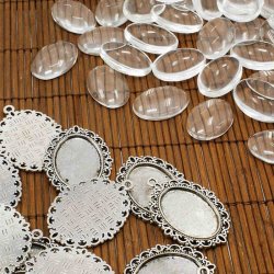 Bilderrahmen-Anh&auml;nger, oval ornamentiert mit Klarglas, antiksilberfarben, 25x18mm, 10 Sets