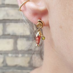 Fisk, vedh�ng, 18K forgyldt messing med r�d emalje, 15x5x4 mm, 2 stk.