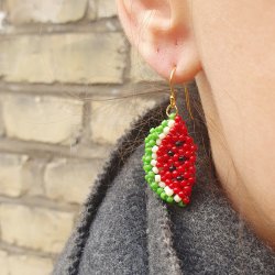 Anhnger, Wassermelone, Saatperlenfigur, rot und grn, ca. 27x6 mm, 1 Stck